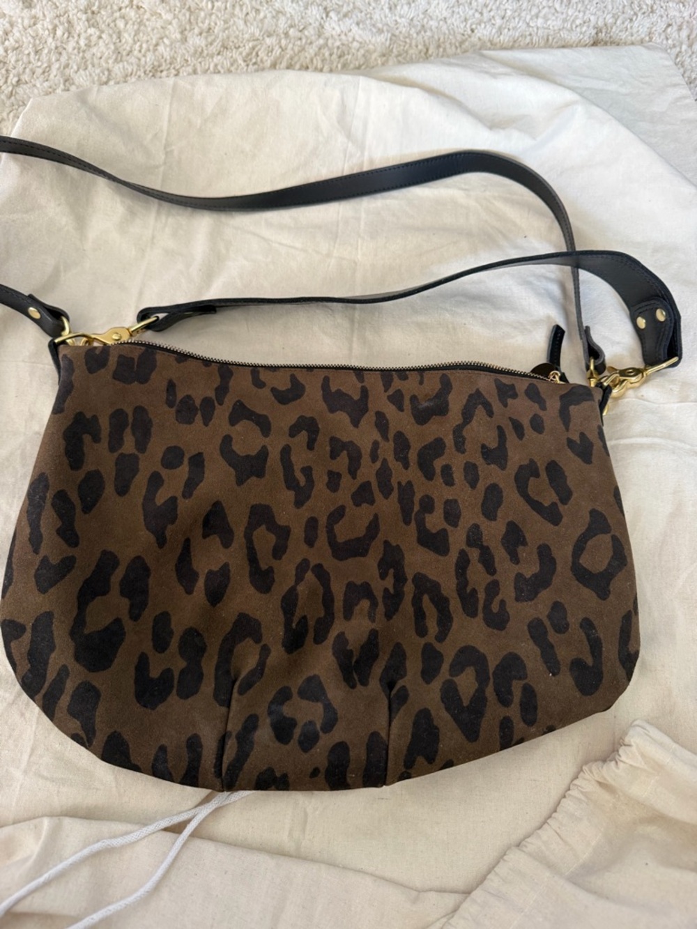 Claire V Leopard print Moyen Messenger